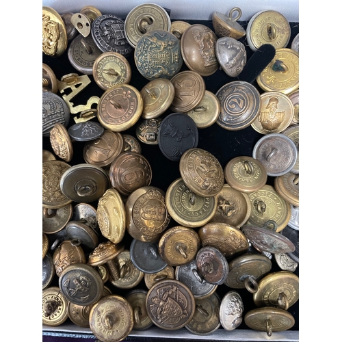 113 - Quantity of various Early - Mid 20th Century British and World Military Buttons