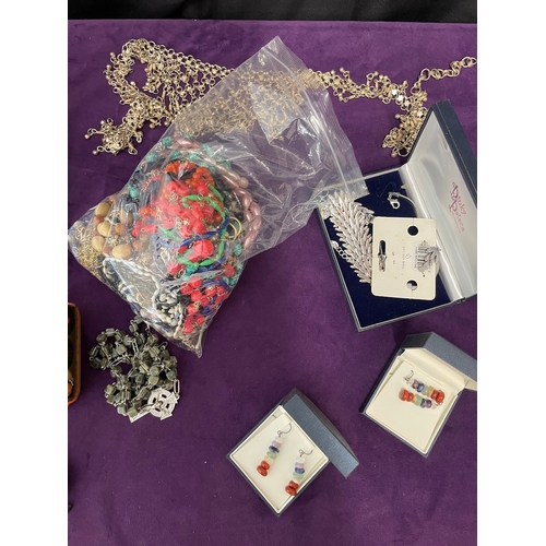 114 - Quantity of various vintage costume jewellery