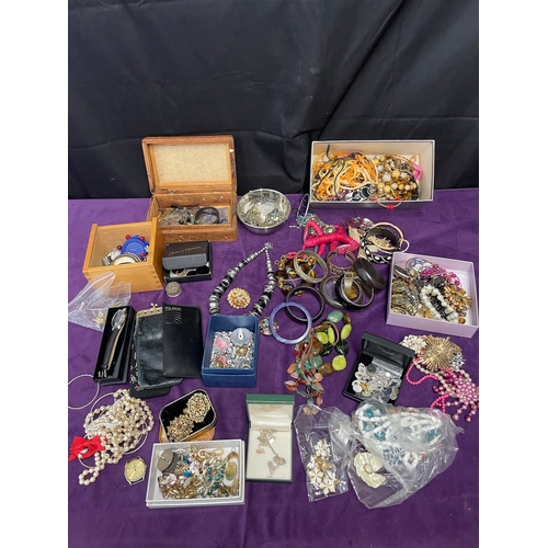 115 - Quantity of various vintage costume jewellery