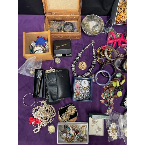 115 - Quantity of various vintage costume jewellery