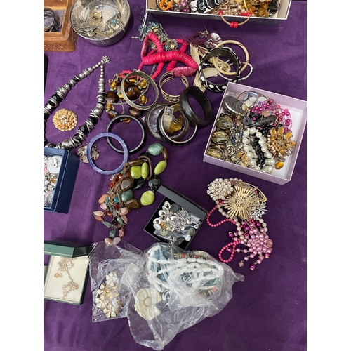 115 - Quantity of various vintage costume jewellery