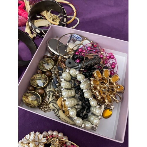 115 - Quantity of various vintage costume jewellery