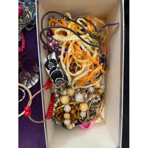 115 - Quantity of various vintage costume jewellery