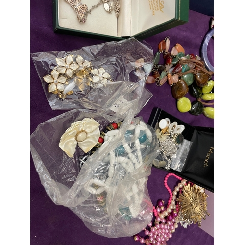 115 - Quantity of various vintage costume jewellery