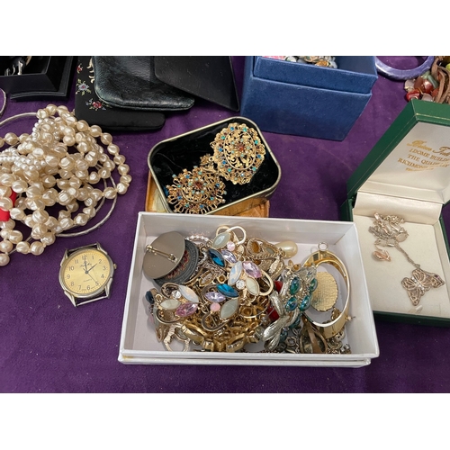 115 - Quantity of various vintage costume jewellery