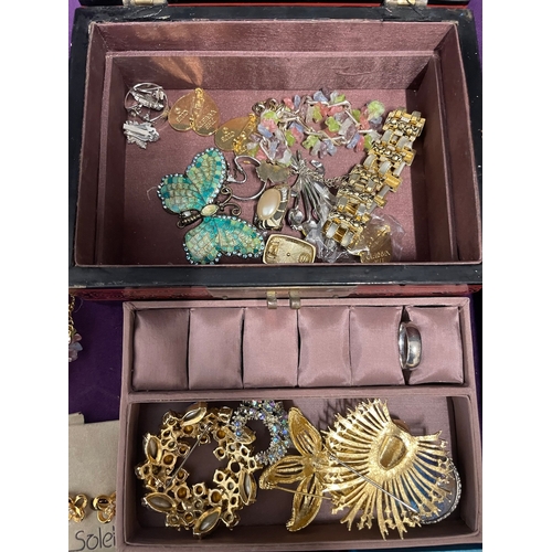 118 - Quantity of costume jewellery and jewellery box