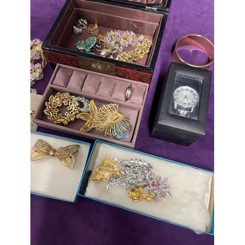 118 - Quantity of costume jewellery and jewellery box