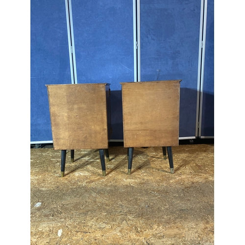 193 - A pair of mid century Walnut bedside cabinets

Dimensions - 13