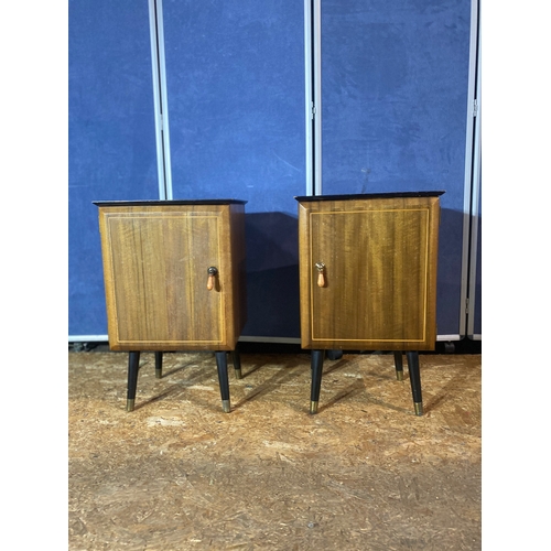 193 - A pair of mid century Walnut bedside cabinets

Dimensions - 13