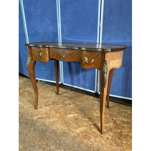 206 - Vintage French kidney shaped leather top & marquetry writing desk.

Dimensions 39