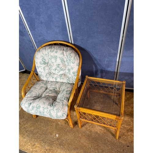 226 - Cane armchair and matching side table conservatory set.

See images for dimensions.