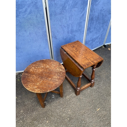 247 - Two small mahogany tables. One circular and one drop leaf. 

See images for dimensions.