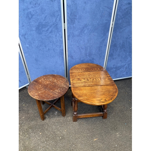 247 - Two small mahogany tables. One circular and one drop leaf. 

See images for dimensions.