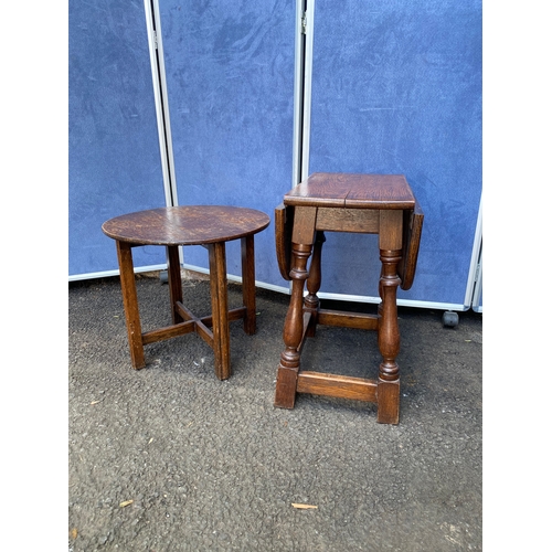 247 - Two small mahogany tables. One circular and one drop leaf. 

See images for dimensions.