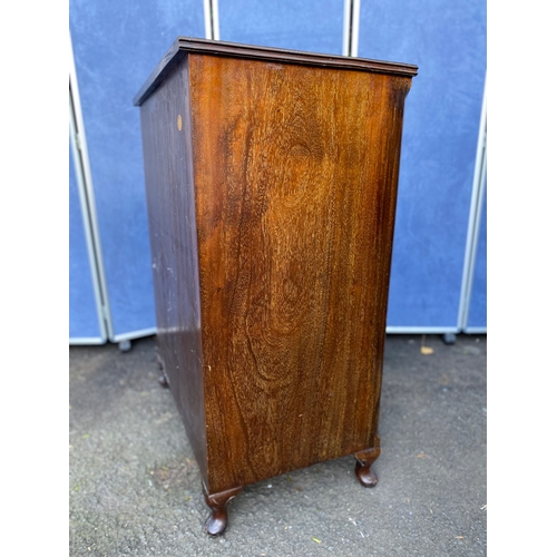 252 - Antique oak cupboard with three drawers 

Dimensions - 33