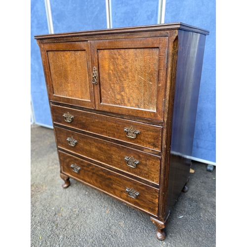 252 - Antique oak cupboard with three drawers 

Dimensions - 33