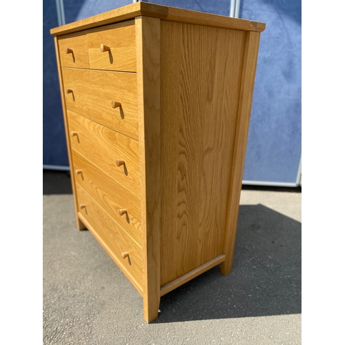 261 - Lovely modern oak two over four drawer chest of drawers. 

Dimensions - 31.5