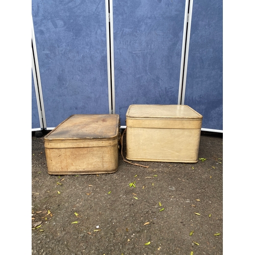 267 - Two vintage suitcases. 

See images for dimensions.