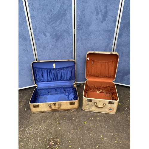 267 - Two vintage suitcases. 

See images for dimensions.