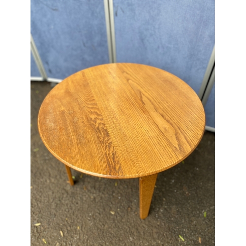 275 - Mid century Gordon Russell solid oak coffee/lamp table.

Dimensions - 24