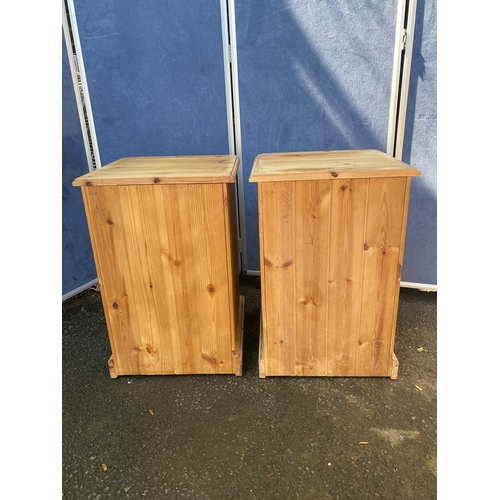 300 - A pair of pine bedside tables drawers.

Dimensions - 15.5