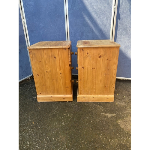 300 - A pair of pine bedside tables drawers.

Dimensions - 15.5