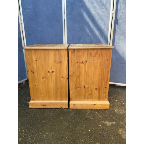 300 - A pair of pine bedside tables drawers.

Dimensions - 15.5