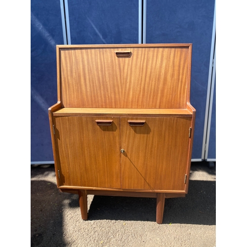 305 - Interesting Mid century teak Turnidge mirrored bureau

Dimensions - 30