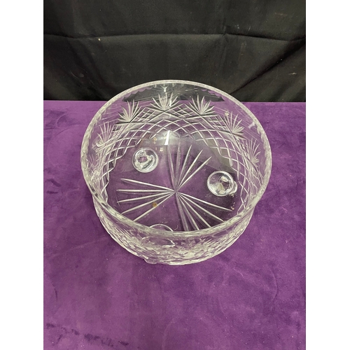 43 - Large heavy crystal centre piece bowl on feet 26cm x 17cm