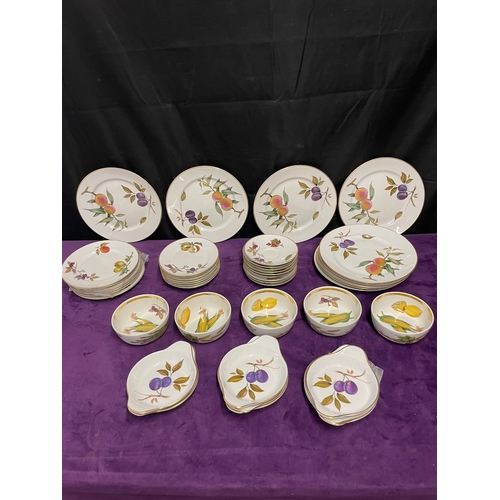 45 - Large quantity approx 61 pieces of Royal Worcester Evesham Dinner / Tea Service