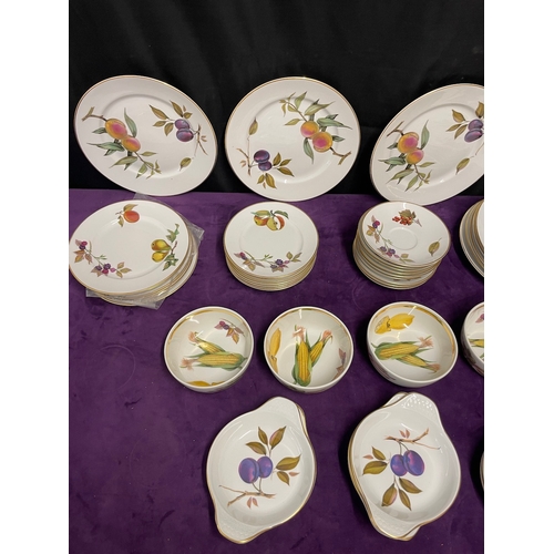 45 - Large quantity approx 61 pieces of Royal Worcester Evesham Dinner / Tea Service