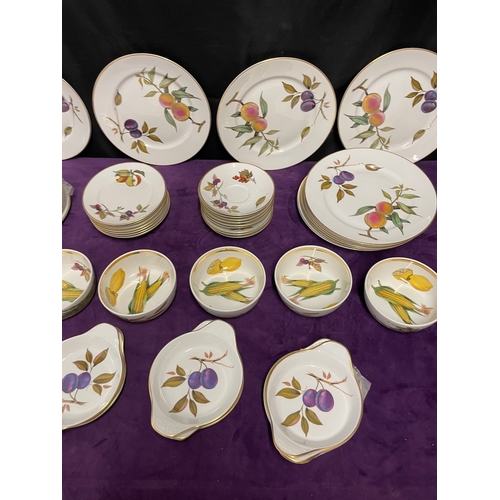 45 - Large quantity approx 61 pieces of Royal Worcester Evesham Dinner / Tea Service