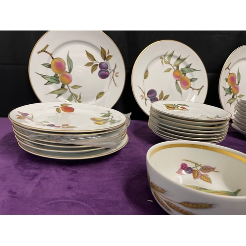 45 - Large quantity approx 61 pieces of Royal Worcester Evesham Dinner / Tea Service