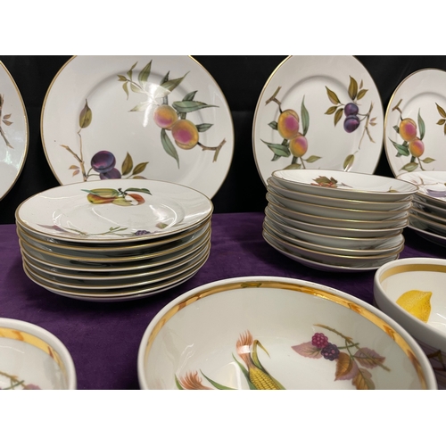 45 - Large quantity approx 61 pieces of Royal Worcester Evesham Dinner / Tea Service