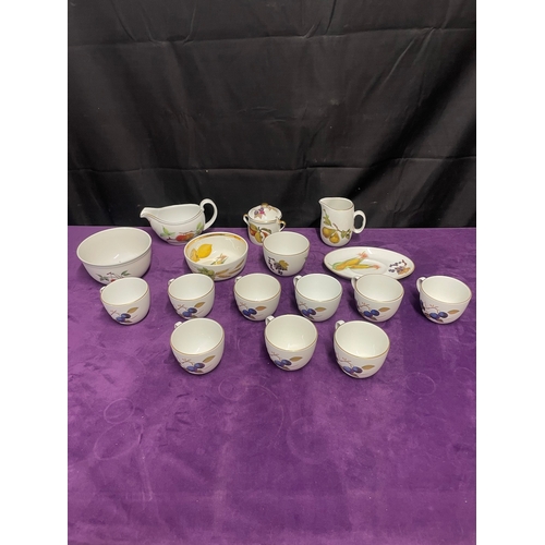 45 - Large quantity approx 61 pieces of Royal Worcester Evesham Dinner / Tea Service