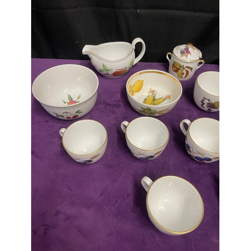 45 - Large quantity approx 61 pieces of Royal Worcester Evesham Dinner / Tea Service