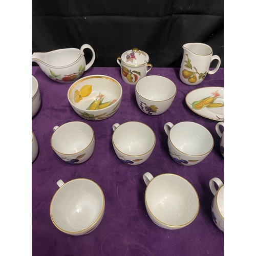 45 - Large quantity approx 61 pieces of Royal Worcester Evesham Dinner / Tea Service