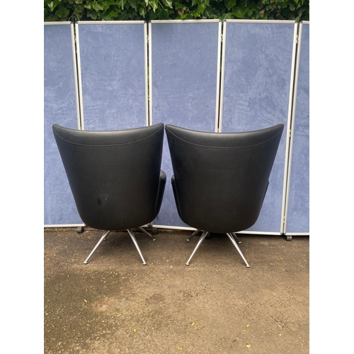 389 - A pair of Italian leather arm chairs
chairs with chrome feet.

Dimensions - 28