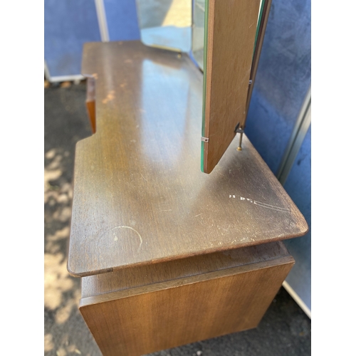 394 - Beautiful Mid century G Plan dressing table. 

See images for dimensions.