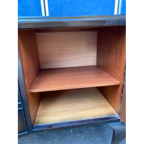 414 - A lovely mahogany sideboard.

Dimensions - 37