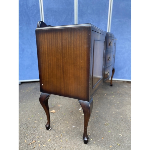 414 - A lovely mahogany sideboard.

Dimensions - 37