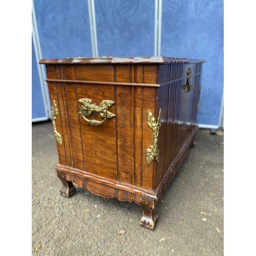 418 - A beautiful storage trunk/chest. 

Dimensions - 39