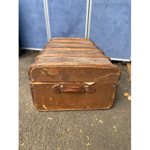 420 - A lot of three vintage storage travel chest/trunks

Dimensions of largest provided for reference.