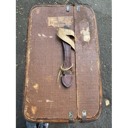 420 - A lot of three vintage storage travel chest/trunks

Dimensions of largest provided for reference.