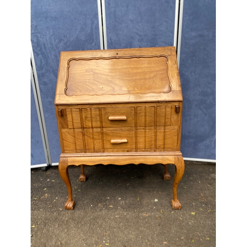 421 - Vintage oak writing desk/Bureau.

Dimensions - 42