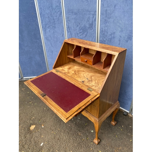 421 - Vintage oak writing desk/Bureau.

Dimensions - 42