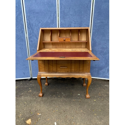 421 - Vintage oak writing desk/Bureau.

Dimensions - 42