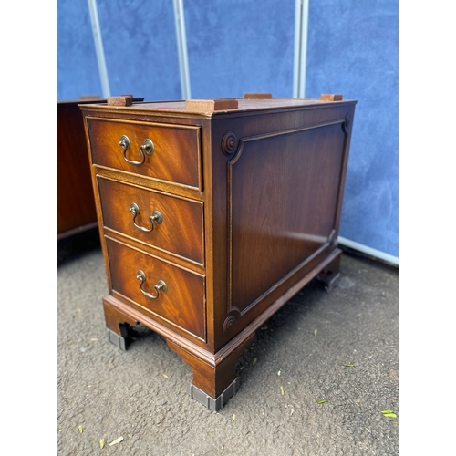 422 - Partners desk/Pedestal desk with tan leather inlaid.

Dimensions - 54