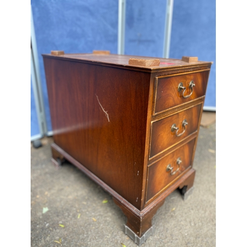 422 - Partners desk/Pedestal desk with tan leather inlaid.

Dimensions - 54