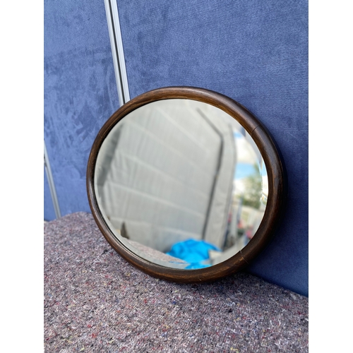 439 - Lovely bevelled oval mirror. 

Dimensions - 26